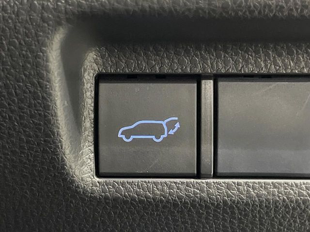 【パワーバックドア】スマートキーや運転席のボタンを押すだけでリアゲートが自動で開閉します!荷物を持っている時や、高い位置にあるバックドアを閉める際に便利な機能です♪