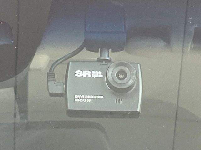 【ドライブレコーダー】安心・安全なカーライフに必須のドライブレコーダーを装備!走行中はもちろん、あおり運転や事故に遭遇した際の状況も映像で記録し、万一のリスクに備えます。