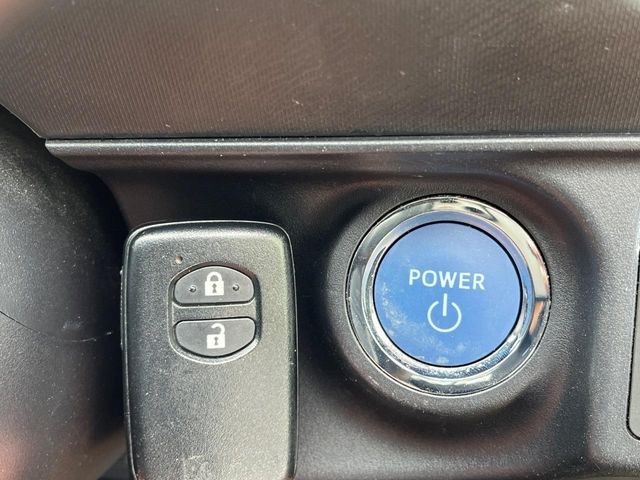 【スマートキー】カバンやポケットに入れたままでもドアの施錠・解錠が可能なスマートキーを装備。エンジンのオン・オフ時もカギを取り出す必要が無いからとっても便利です♪