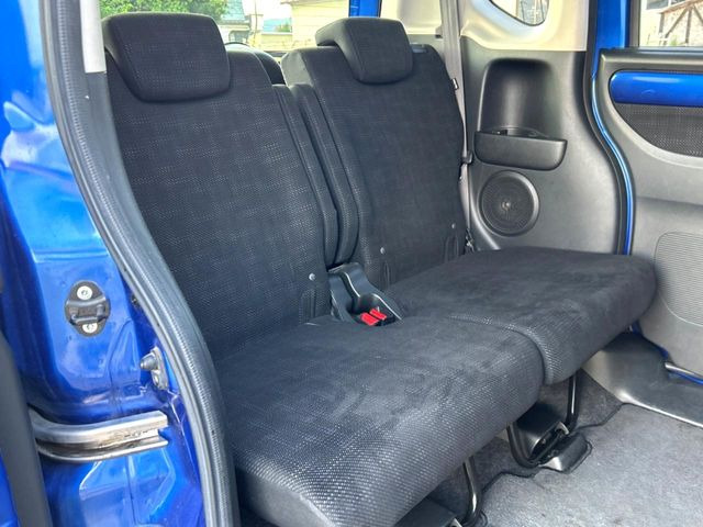 広々とした2列目シートは居住性が高く、居心地も快適!友達や家族とのお出かけにぴったりです。ベビーシートやチャイルドシート使用時も快適にお過ごしいただける十分な空間を確保しています。