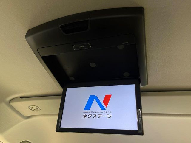 【フリップダウンモニター】大画面モニターで後席でもエンタメをお楽しみいただけます。小さなお子様にも大人気の装備です♪