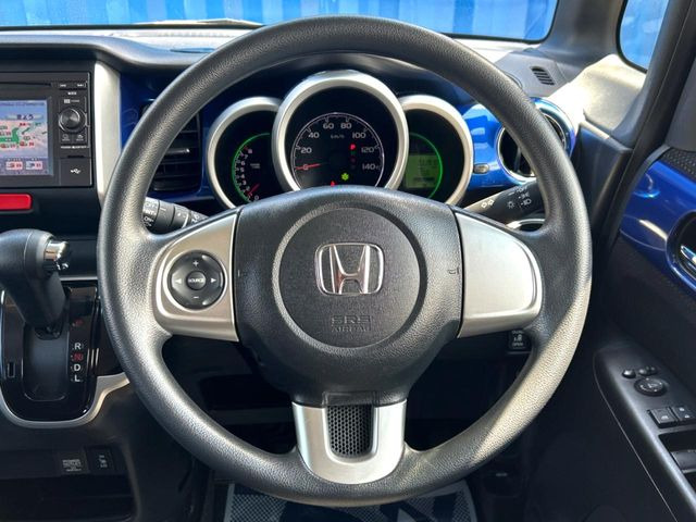 ステアリングも使用感が少なく、きれいな状態となっております♪