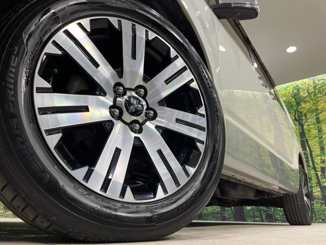 【純正18インチアルミホイール】外観にマッチした純正アルミホイールを装着しております。各種社外アルミホイールや、スタッドレスタイヤも取扱いしております。是非ご相談ください♪