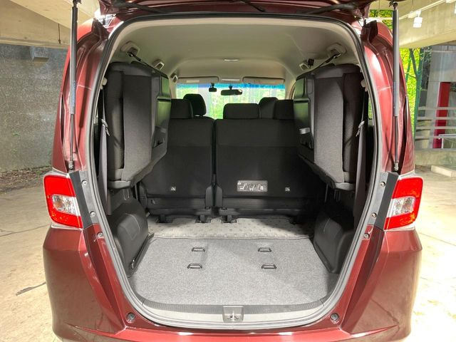 ���i�̂���������ʋ΁A���}���ɏ\���ȉ׎��X�y�[�X���m�ۂ��Ă���܂��B�Z�J���h�V�[�g��|���ƁA�傫�ȉו��̐ύڂ��\�ł���