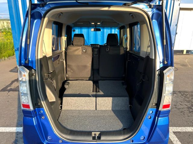 普段のお買い物や通勤、送迎等に十分な荷室スペースを確保しております。セカンドシートを倒すと、大きな荷物の積載も可能です♪