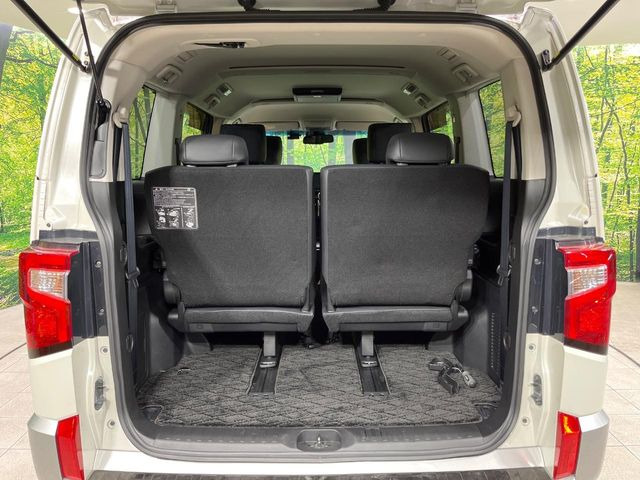 ラゲッジルームは、大容量のスペースを確保。普段のお買い物からレジャーまで、幅広く活躍してくれます!また、リアシートを倒すことでバリエーション豊かにお使いいただけます。
