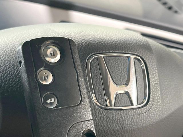 �yHonda�X�}�[�g�L�[�z�J�o����|�P�b�g�ɓ��ꂽ�܂܂ł��h�A�̎{���E�������\�ȃX�}�[�g�L�[�𑕔��B�G���W���̃I���E�I�t�����J�M�����o���K�v����������Ƃ��Ă��֗��ł���