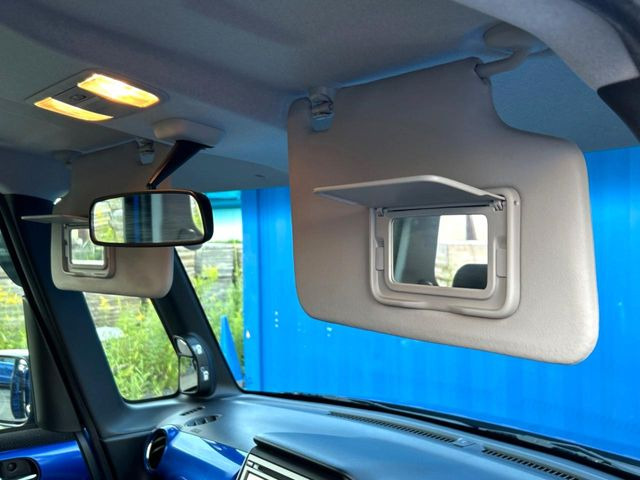 【バニティミラー】サンバイザー裏に設置されたミラーで身だしなみチェック!ちょっとしたメイク直しにも活躍します♪