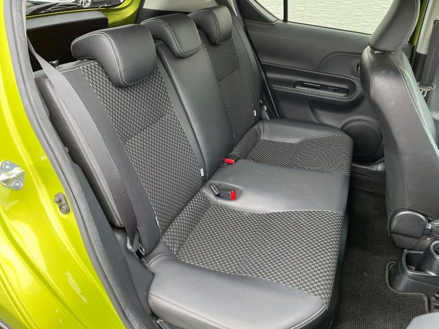 広々とした2列目シートは居住性が高く、居心地も快適!友達や家族とのお出かけにぴったりです。ベビーシートやチャイルドシート使用時も快適にお過ごしいただける十分な空間を確保しています。