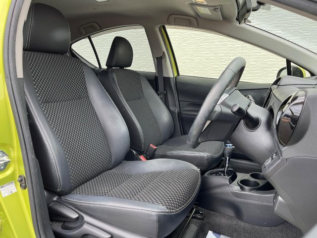 運転席まわりには十分なスペースがあり、大柄な方でもゆったり運転していただける環境です。