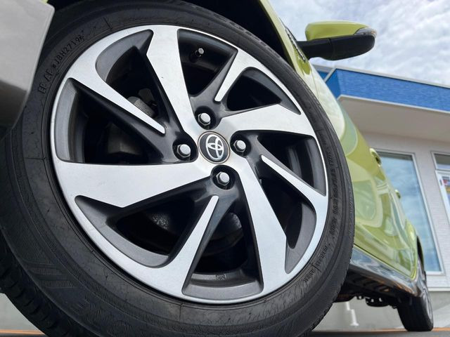 【純正アルミホイール】外観にマッチした純正アルミホイールを装着しております。各種社外アルミホイールや、スタッドレスタイヤも取扱いしております。是非ご相談ください♪