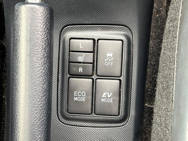 【シートヒーター】寒い日に重宝するシートヒーター!エアコンより早く温まってくれるので寒がりの人も安心ですね♪エアコンの温風は乾燥するから苦手、という方にもをおすすめです。