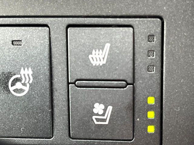 【シートベンチレーション】夏場は涼しい風でお尻や背中の熱やムレを防ぎ、冬はエアコンよりも早く温まってポカポカに!季節を問わず快適に過ごせます。