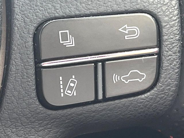 【レーダークルーズコントロール】高速道路での長距離走行が楽に!!自動で速度を保つクルーズコントロールが、衝突軽減システムと連携し、前方の車両を感知して車間を保つように速度調節してくれます!!