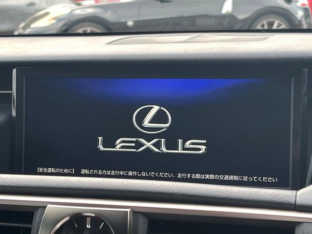 【メーカー純正ナビ】インテリアに溶け込むスタイリッシュな「専用設計」メーカーナビを装備♪視認性や操作性など基本性能にも優れ、より上質なカーライフをお楽しみいただけます。