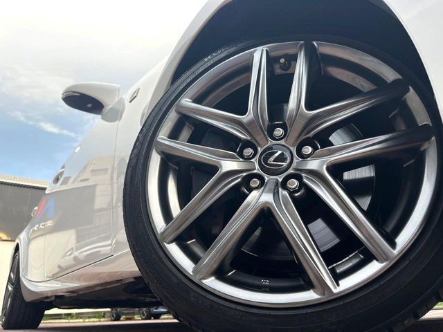 【純正18インチアルミホイール】外観にマッチした純正アルミホイールを装着しております。各種社外アルミホイールや、スタッドレスタイヤも取扱いしております。是非ご相談ください♪