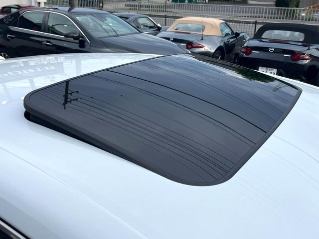 【ムーンルーフ】開放感たっぷりの希少装備、ムーンルーフが装着されています!車内に明かりを取り入れたり景色を楽しむ以外にも、車内の空気も簡単に換気できて快適です!