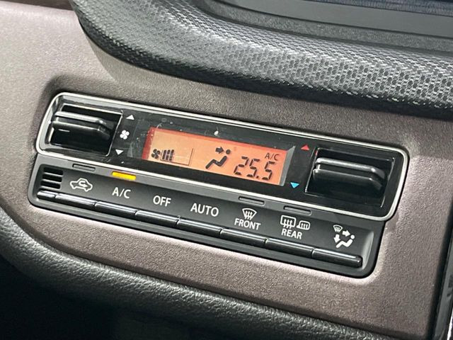 【オートエアコン】一度お好みの温度に設定すれば、車内の温度を検知し風量や温度を自動で調整。暑い…寒い…と何度もスイッチ操作をする必要はありません。快適な車内空間には必須の機能ですね♪