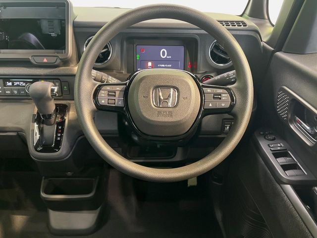 �C���e���A�ɍ��킹���f�U�C���̃X�e�A�����O�́A�^�]�������̂��Ƃ��l���A�^�]���₷���`��A�傫���ł��B�����x�A���ۂɐG���Ă��m���߂��������B