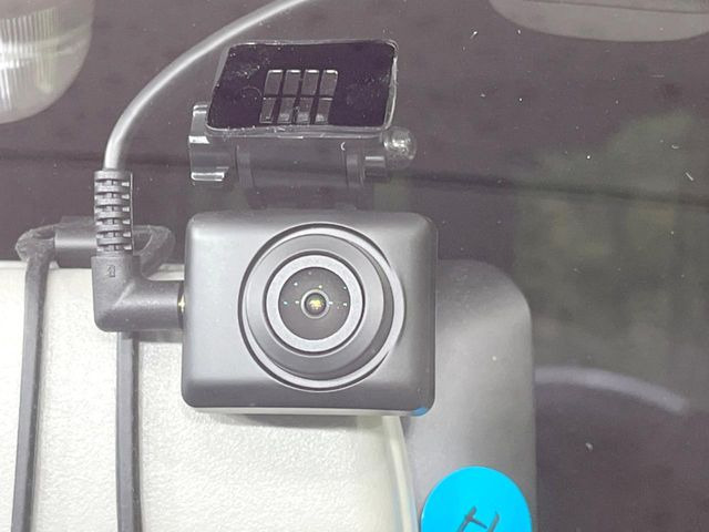 【ドライブレコーダー】安心・安全なカーライフに必須のドライブレコーダーを装備!走行中はもちろん、あおり運転や事故に遭遇した際の状況も映像で記録し、万一のリスクに備えます。