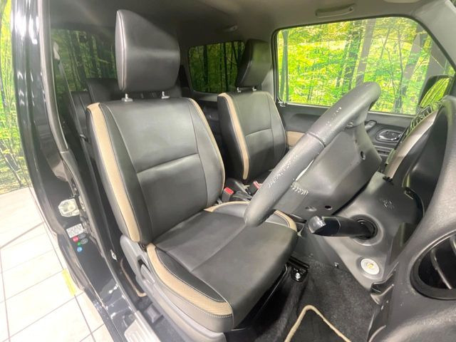 運転席まわりには十分なスペースがあり、大柄な方でもゆったり運転していただける環境です。