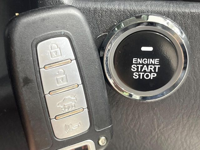 【キーレススタートシステム】カバンやポケットに入れたままでもドアの施錠・解錠が可能なスマートキーを装備。エンジンのオン・オフ時もカギを取り出す必要が無いからとっても便利です♪