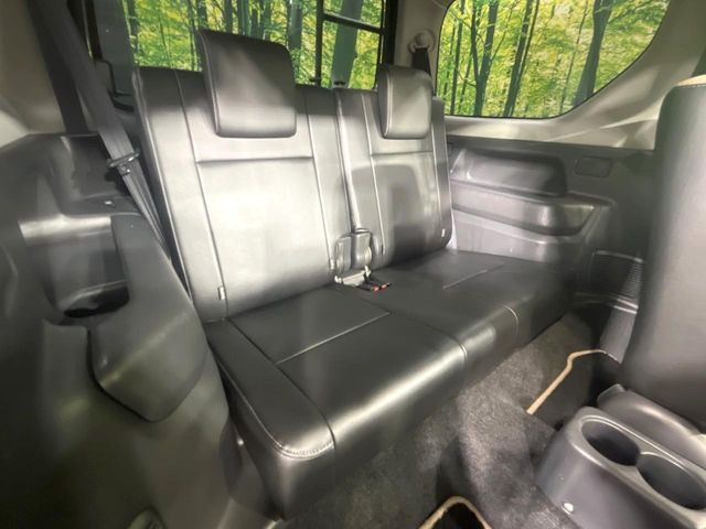 後部座席も気になるようなキズ・汚れやへたり等、大きなダメージはなく、良好な状態です。