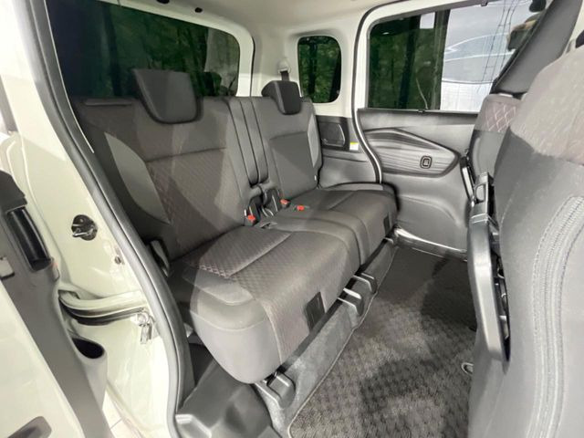 後部座席も気になるようなキズ・汚れやへたり等、大きなダメージはなく、良好な状態です。