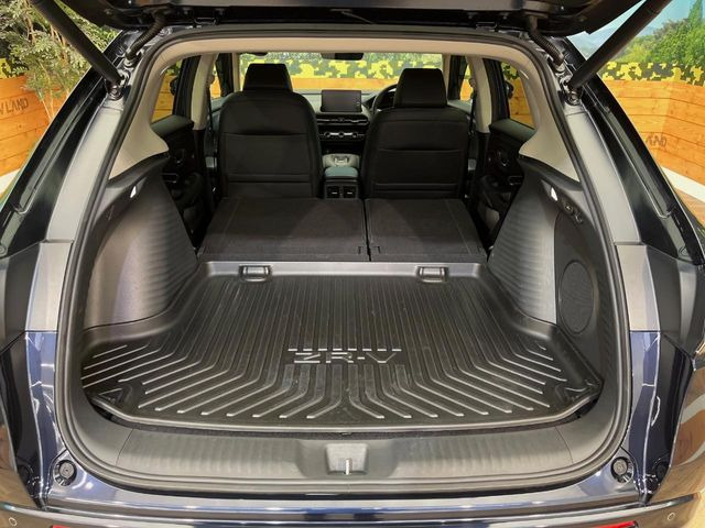 ���i�̂���������ʋ΁A���}���ɏ\���ȉ׎��X�y�[�X���m�ۂ��Ă���܂��B�Z�J���h�V�[�g��|���ƁA�傫�ȉו��̐ύڂ��\�ł���