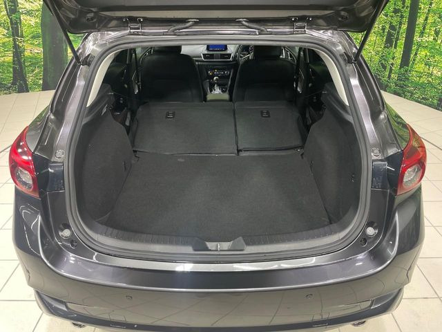 積み下ろしのしやすいデッキにはたっぷりと荷物を積み込んでいただけます。遊びから仕事まで、様々なシーンで頼れます♪