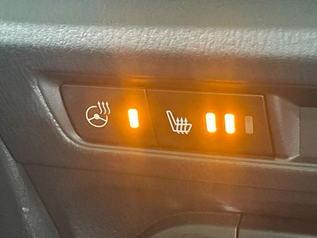 【ステアリングヒーター】冬場に冷たくなりやすい革巻きステアリングを、スイッチ一つで素早く適温に!エアコンよりも早く温まってくれるので、寒い日の運転も快適になりますね♪