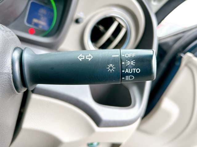 �y�I�[�g���C�g�z�ԊO�̖��邳�����m���āA�����I�Ƀw�b�h���C�g��_�����Ă���܂���g���l���𑖍s����ۂɂ��A�����I�ɓ_�����Ă���ĕ֗��ȑ�����1�ł���