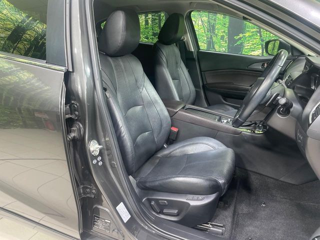 【本革シート】上質な本革を使用し、高級感あふれる本革シート。常に体に触れる部分だから、座り心地の良さにはこだわりたいですね♪汚れの付着や劣化を抑制する内装コーティング施工もおススメですよ♪