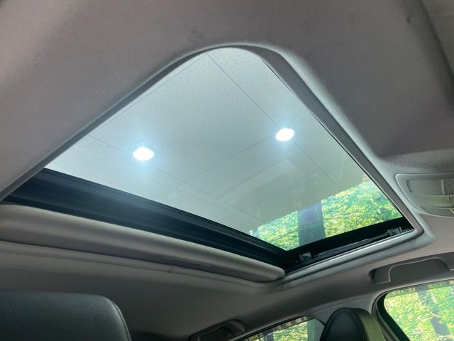 【サンルーフ】開放感たっぷりの希少装備、サンルーフが装着されています!車内に明かりを取り入れたり景色を楽しむ以外にも、車内の空気も簡単に換気できて快適です!