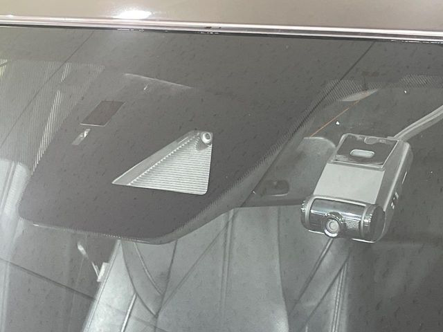 【スマートシティブレーキサポート】低速走行中に前方の車両等を認識し、衝突しそうな時は警報とブレーキで衝突回避と被害軽減をアシスト。より安全にドライブをお楽しみいただけます。