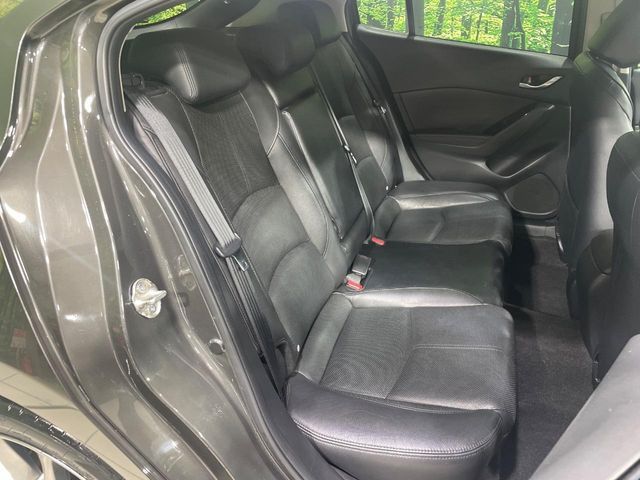 後部座席も気になるようなキズ・汚れやへたり等、大きなダメージはなく、良好な状態です。