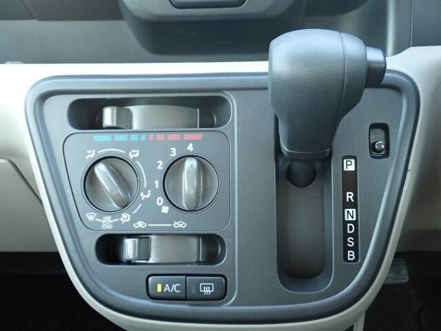 シフトとエアコンです。ダイヤル式のマニュアルエアコンになります。シンプルで使いやすい!