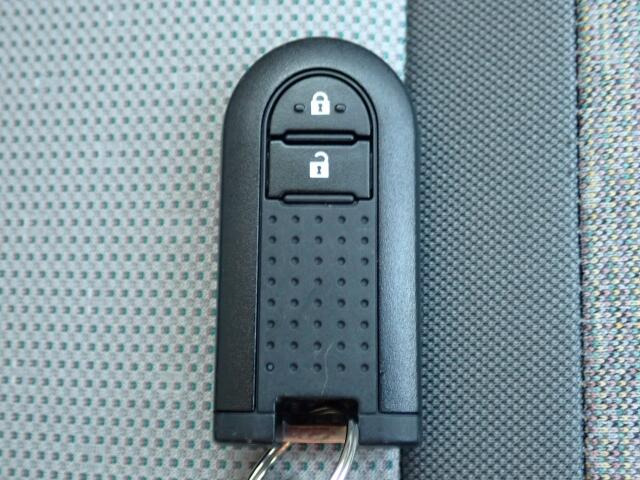 スマートキー装備!キーをポケットやバッグに入れたまま、ドアロックの開錠・施錠・エンジン始動が可能です。