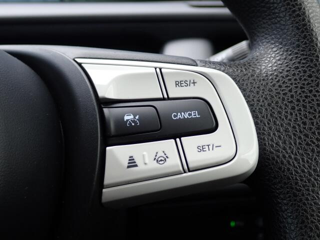 �y�N���[�Y�R���g���[���z�������H�ł̒��������s���y�Ɂ�A�N�Z���y�_���𓥂܂��Ɏԑ������ɕۂ��Ƃ��\�ł��B�O���̎ԗ������m���ĎԊԂ�ۂ悤�ɑ��x���߂��Ă���܂�!!