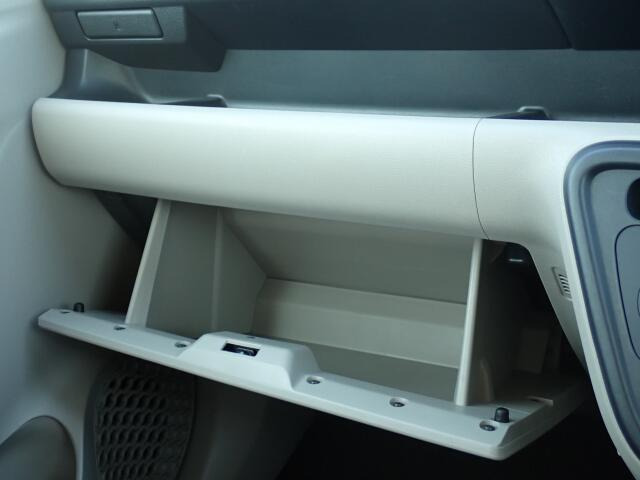 収納たっぷりグローブボックス。