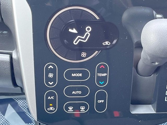 【オートエアコン】一度お好みの温度に設定すれば、車内の温度を検知し風量や温度を自動で調整。暑い…寒い…と何度もスイッチ操作をする必要はありません。快適な車内空間には必須の機能ですね♪