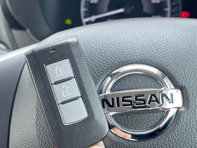 【インテリジェントキー】カバンやポケットに入れたままでもドアの施錠・解錠が可能なスマートキーを装備。エンジンのオン・オフ時もカギを取り出す必要が無いからとっても便利です♪