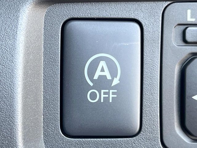 【アイドリングストップ】赤信号や渋滞で停車した際にエンジンを停止し、無駄な燃料の消費を抑えます。燃費向上や環境保護につなげる機能♪エンジンはブレーキを離せば再始動します。