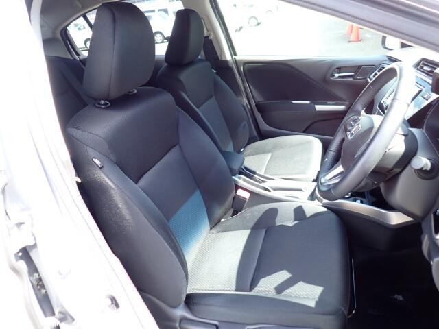 フロントシート、状態良好で安心です。