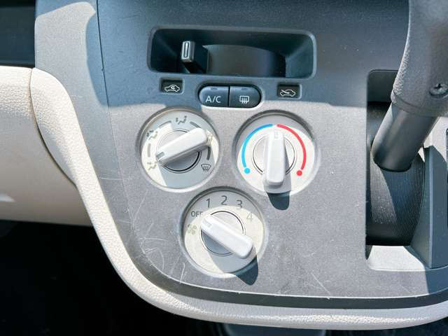 必需品のエアコン付き♪温度調節も簡単操作となっております!