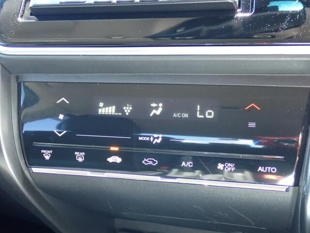 オートエアコン装備。温度設定が出来て、室内快適ですよ。