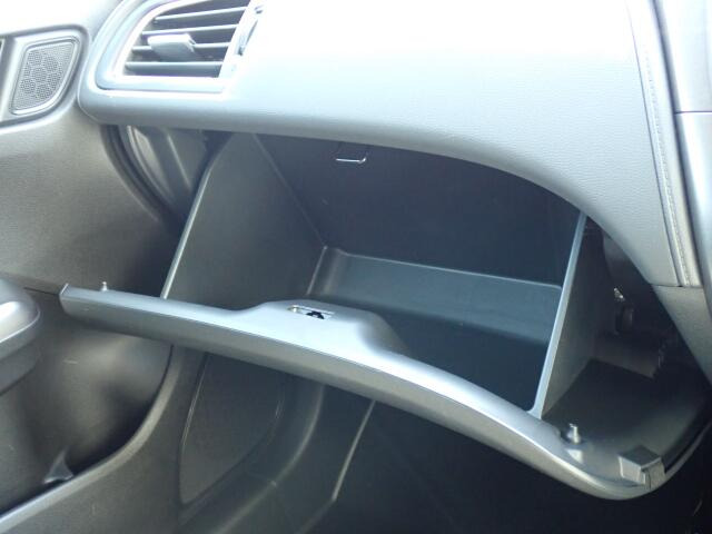 収納たっぷりグローブボックス。