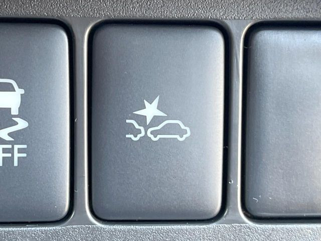 【エマージェンシーブレーキ】走行中に前方の車両等を認識し、衝突しそうな時は警報とブレーキで衝突回避と被害軽減をアシスト。より安全にドライブをお楽しみいただけます。