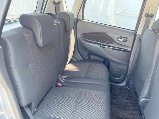 後部座席も気になるようなキズ・汚れやへたり等、大きなダメージはなく、良好な状態です。