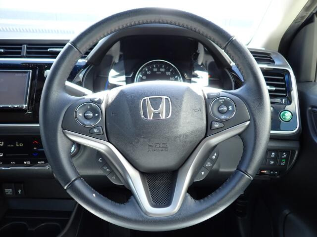 ステアリングはとてもきれいな状態です☆